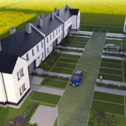 Wizualizacja osiedla domów szeregowych z parkingiem, zielenią i polami w tle, widok z góry.