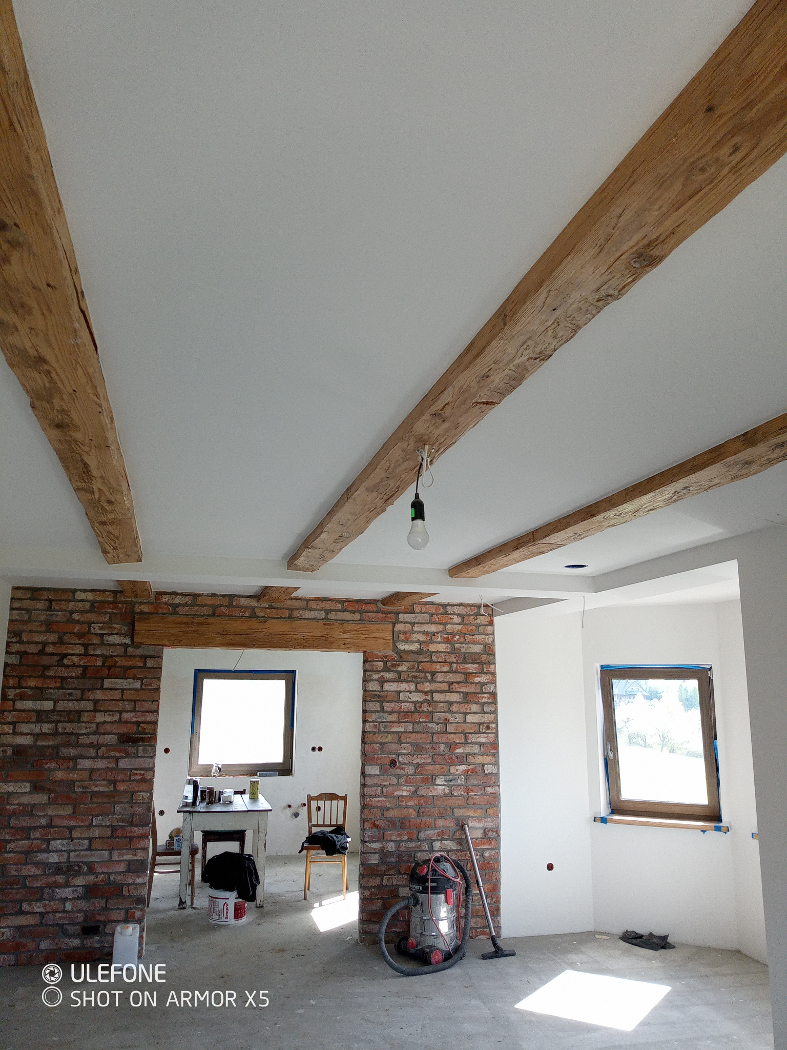 sufit podwieszany z belkami ze starego drewna, ścianka stara cegła