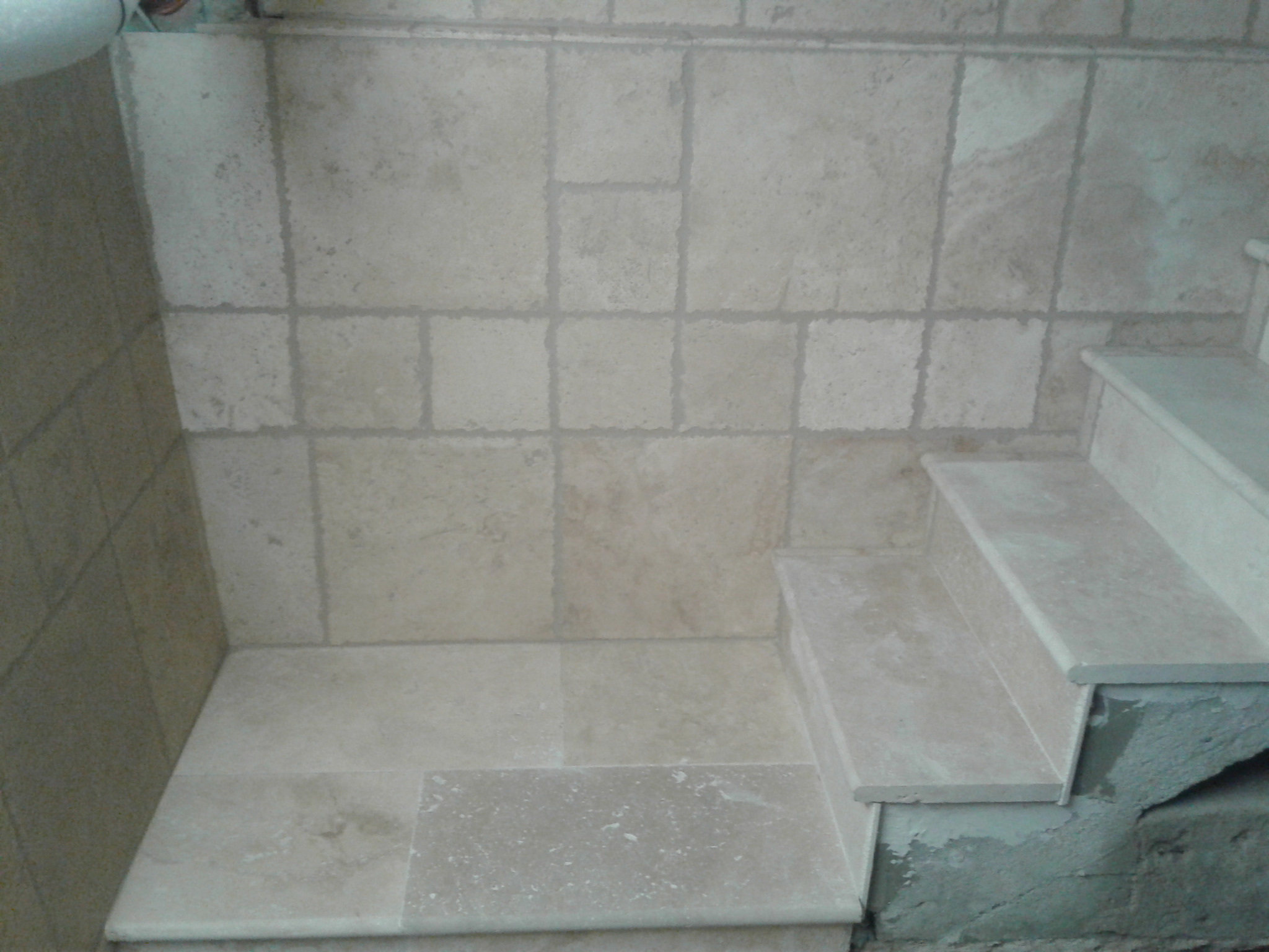 schody i ściana wykonane z marmuru