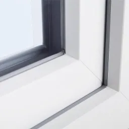 Detal narożnika okna w systemie bluEvolution 73, widoczne uszczelki i profil ramy w kolorze białym.