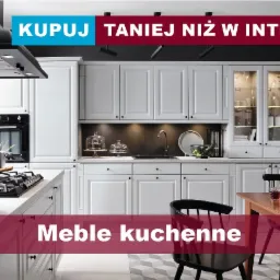 Jasna, elegancka zabudowa kuchenna z Sulęcina, z czarnymi akcentami i oświetleniem punktowym, uzupełniona o elementy dekoracyjne jak owoce, naczynia i rośliny.