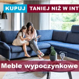 Niebieski narożnik z regulowanym zagłówkiem, na którym siedzi kobieta z dziewczynką czytająca magazyn, obok stolik kawowy z dekoracjami, w tle okno z widokiem na ogród.