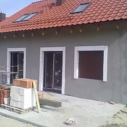 Budowa stanu surowego, ewentualnie z wykończeniem.