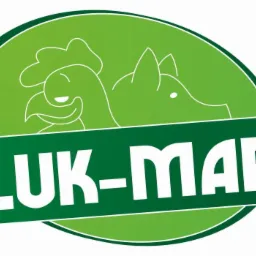 Grafika wektorowa: zielone logo LUK-MAR z konturami świni i kurczaka na tle koła, umieszczone na białym tle. Nazwa firmy w białej czcionce na ciemnozielonym tle.