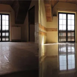 Porównanie stanu posadzki przed i po polerowaniu: matowa powierzchnia z folią ochronną po lewej, lśniąca odbijająca światło po prawej stronie, widoczne okno balkonowe i drewniane elementy stropu.