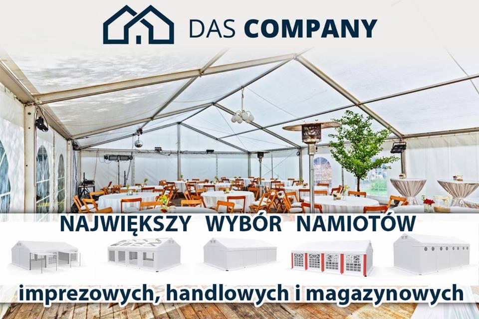 Wnętrze białego namiotu imprezowego z okrągłymi stołami, drewnianymi krzesłami, oświetleniem i dekoracjami kwiatowymi, dodatkowo w dolnej części grafika prezentująca różne modele namiotów.