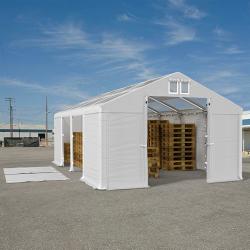 Biały namiot magazynowy z otwartym wejściem, widoczne palety wewnątrz, na zewnątrz rozłożona biała plandeka.