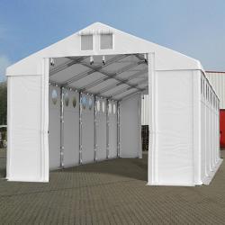 Biały namiot magazynowy z otwartym wejściem, widoczna metalowa konstrukcja szkieletowa i panele wentylacyjne w szczycie dachu.