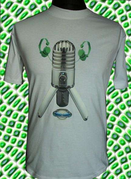 Biały T-shirt z nadrukiem przedstawiającym mikrofon w stylu retro, słuchawki i okulary przeciwsłoneczne na tle abstrakcyjnym.