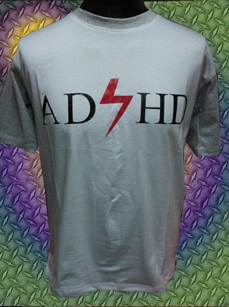 Biały T-shirt z szarymi rękawami i nadrukiem 'ADHD' z czerwoną błyskawicą zamiast litery 'D', wykonany w Piotrkowie Trybunalskim.