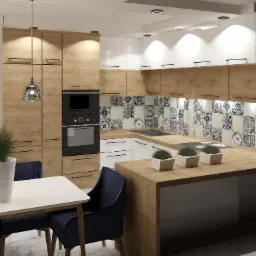 Wizualizacja kuchni z drewnianymi i białymi szafkami, mozaiką na ścianie, wyspą z roślinami w doniczkach, stołem i krzesłami w odcieniach błękitu, oraz lampami wiszącymi.