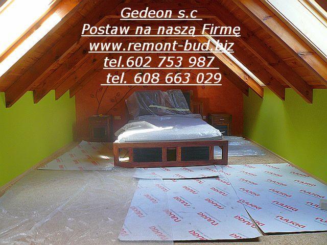 Pokój na poddaszu w trakcie prac wykończeniowych, zabezpieczona podłoga, drewniana konstrukcja dachu, ściany pomalowane na zielono i pomarańczowo, widoczne meble przykryte folią ochronną.