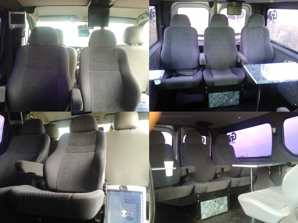 Wnętrze busa przystosowanego do przewozu osób ze Swarzędza, widoczne fotele z podłokietnikami, stolik i dodatkowe ekrany.