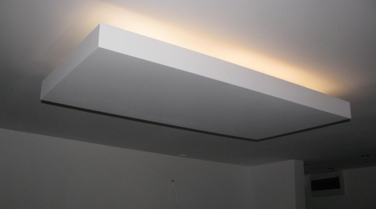 Podwieszany sufit z oświetleniem LED w minimalistycznym wnętrzu. Geometryczna forma, białe wykończenie, ciepłe światło, nowoczesny design. Widok z dołu.