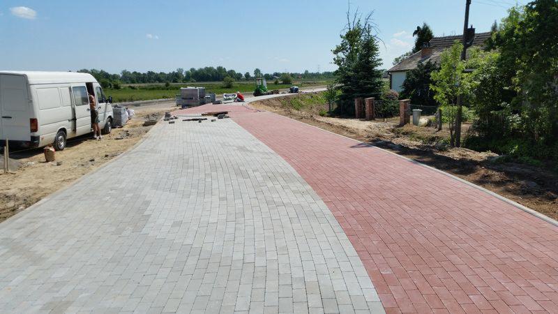 Kostka brukowa, układanie maszynowe