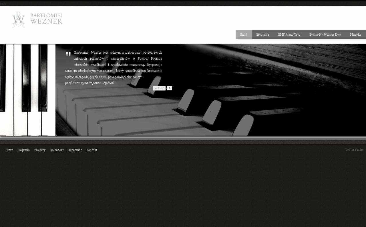 Strona internetowa pianisty Bartłomieja Weznera z widocznymi klawiszami fortepianu i fragmentem tekstu rekomendacji.