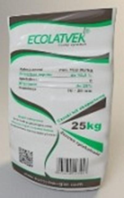 Worek 25kg z granulatem opału, białe tło z zielono-brązowymi elementami graficznymi i napisem 'ECOLATVEK'. Widoczny kod QR i informacje o parametrach.