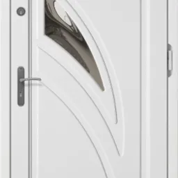 Białe drzwi wejściowe z ociepleniem, posiadające dekoracyjny, asymetryczny szklany panel i geometryczne frezy, widoczne zamek i klamka.