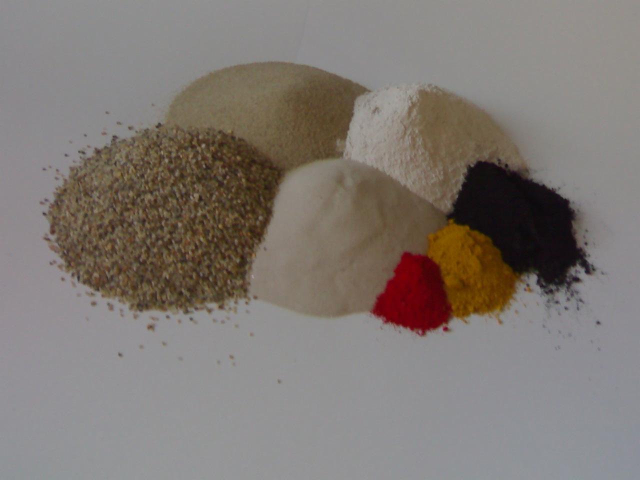 Piasek kwarcowy naturalny i barwiony, kruszywo marmurowe, wypełnicze mineralne.