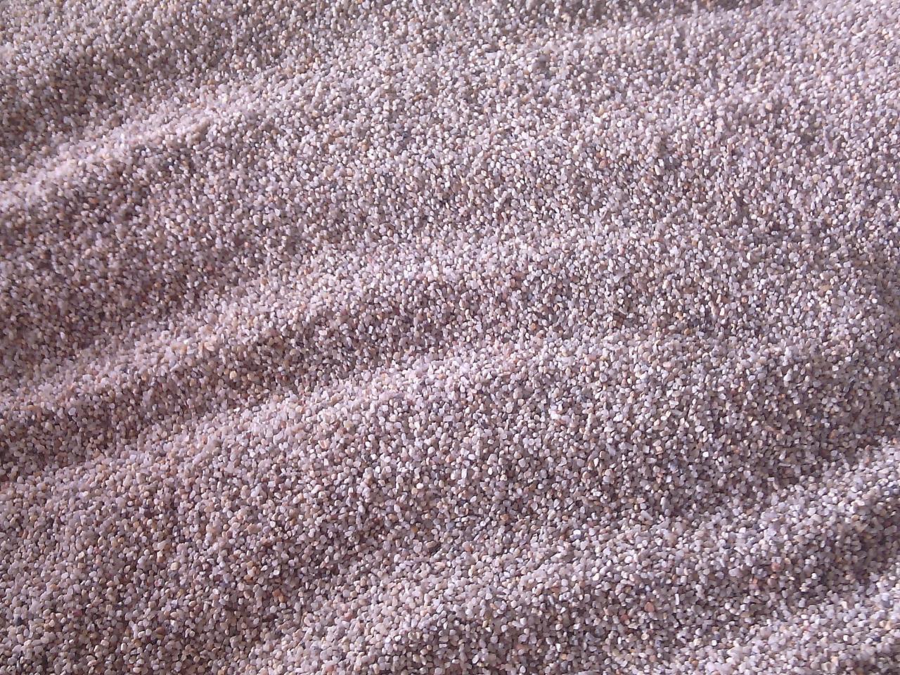 Delikatny piasek kwarcowy z Żar, tworzący falistą strukturę pod wpływem światła.