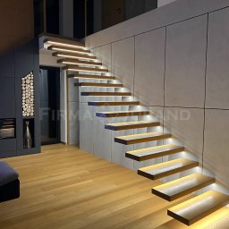 schody dębowe wspornikowe oraz podłoga wykonana z deski dębowej o szerokości 18cm