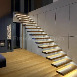 schody dębowe wspornikowe oraz podłoga wykonana z deski dębowej o szerokości 18cm