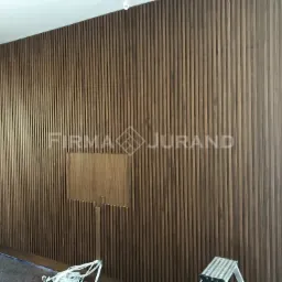 ściana z orzecha amerykańskiego