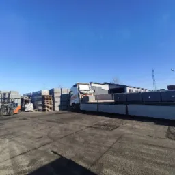 Hurtownia budolwano-opałowa MAROL - rozładunek betonitów na placu głównym