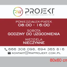 Szyld reklamowy firmy 'RW Projekt - Twoi Doradcy Energetyczni' z logo, godzinami otwarcia i danymi kontaktowymi: numerami telefonów i adresem e-mail.