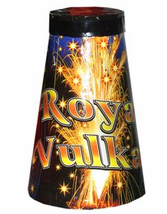 Stożkowy wyrób pirotechniczny z efektem fontanny iskier na czarnym tle, z napisem 'Royal Vulkan' w pomarańczowo-żółtej kolorystyce.