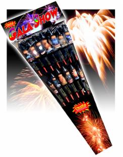Zapakowany zestaw fajerwerków 'Gala Show' z widocznymi pojedynczymi rakietami i efektownym wybuchem w tle. Kolorowe opakowanie z nazwą produktu.