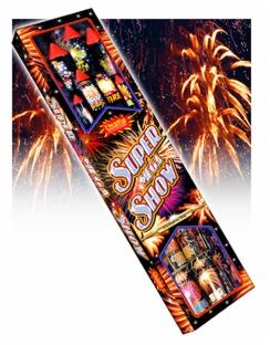 Pudełko fajerwerków Super Mega Show, z widocznymi rakietami i efektami pirotechnicznymi, na tle rozbłysków. Intensywne kolory, dynamiczna kompozycja.