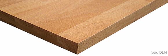 Jasny, drewniany blat kuchenny z wyraźnym usłojeniem, sfotografowany pod kątem, ukazujący jego grubość i strukturę.