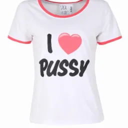 Biała koszulka z czerwonym obszyciem i czarnym napisem 'I LOVE PUSSY' z sercem zamiast słowa LOVE, marki Local Heroes.