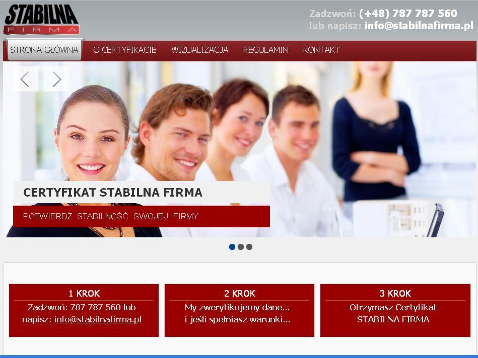 Fragment strony internetowej firmy oferującej certyfikat stabilności finansowej, z uśmiechniętymi osobami w tle i informacjami kontaktowymi.