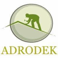 Sylwetka dekarza z młotkiem na tle dachu w okręgu, element logotypu firmy ADRODEK.