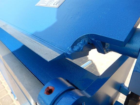 Szczegółowe ujęcie niebieskiej, metalowej zaginarki do blachy z widocznymi elementami spawania i mechanizmami regulacji.