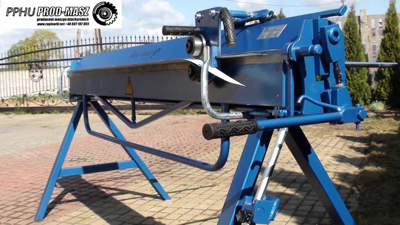 Niebieska zaginarka dekarska PROD-MASZ 3140 0,8 na zewnątrz, widoczne logo producenta i elementy konstrukcyjne, w tle ogrodzenie i drzewa.
