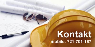 Żółty kask budowlany na tle rozłożonych planów architektonicznych, długopis i okulary przeciwsłoneczne, z białym napisem 'Kontakt' i numerem telefonu.