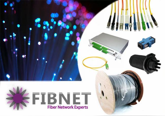 Zestaw elementów światłowodowych: kable z różnymi złączami, moduł, adapter, mufa i szpula kabla na białym tle, obok dekoracyjne światłowody i logo firmy FIBNET.