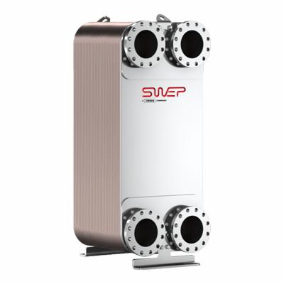 Płytowy wymiennik ciepła SWEP z czterema przyłączami kołnierzowymi, widoczne logo producenta na białej obudowie, na białym tle.
