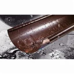 Brązowa rynna półokrągła z widocznymi kroplami wody i odbiciami na mokrej powierzchni, prezentacja materiału.