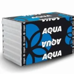 Paczka białych płyt izolacyjnych z nadrukiem 'AQUA' na czarno-niebieskim tle, widoczna faktura brzegów płyt.