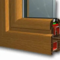 Przekrój okna PCV z sześciokomorowym profilem w okleinie drewnopodobnej, ukazujący wewnętrzną konstrukcję i uszczelki.