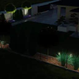 Nocna wizualizacja ogrodu z oświetleniem punktowym wzdłuż ogrodzenia, kuliste krzewy, drzewa bonsai w donicach i podświetlona ścieżka.