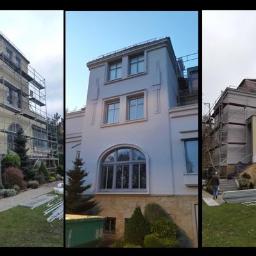 ŻMUDA BUDOWNICTWO - Mozaika zdjęć prezentująca dom w różnym stadium prac elewacyjnych, widoczne rusztowania, świeżo otynkowana fasada w jasnych kolorach oraz zadbany ogród.