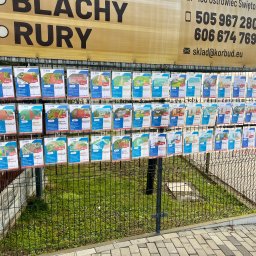 KSB Nieruchomości - Ogrodzenie z ogłoszeniami 'Działka na sprzedaż', 'Dom na sprzedaż' i 'Mieszkanie na sprzedaż'. Reklama firmy KSB. Tablica informacyjna z numerami telefonów.