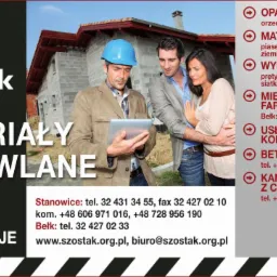 Mężczyzna w kasku prezentuje ofertę materiałów budowlanych na tablecie parze klientów przed budynkiem w trakcie budowy. W tle reklama składu budowlanego.