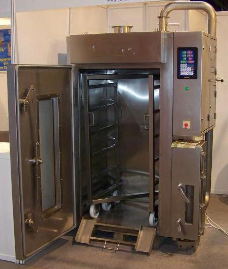 Profesjonalna, nierdzewna komora wędzarnicza z otwartymi drzwiami, widoczne wewnętrzne półki na kółkach, panel sterowania z wyświetlaczem cyfrowym i rurą odprowadzającą dym.