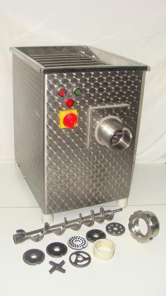 Profesjonalna, nierdzewna maszynka do mielenia mięsa z akcesoriami, prezentowana przez firmę z Bełchowa. Widoczne przyciski sterujące i charakterystyczna faktura obudowy.